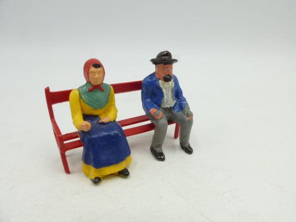 Reisler Bauernpaar auf Bank sitzend