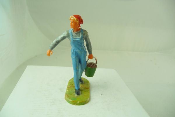 Elastolin 7 cm Farmer's wife with bucket, No. 3962 - great figure, remains of glue at feet