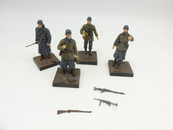 4 WW soldiers by Dragon - see photos