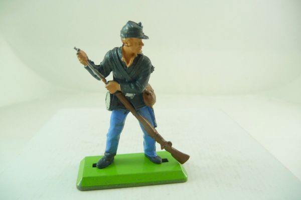 Britains Deetail Union Army soldier loading rifle