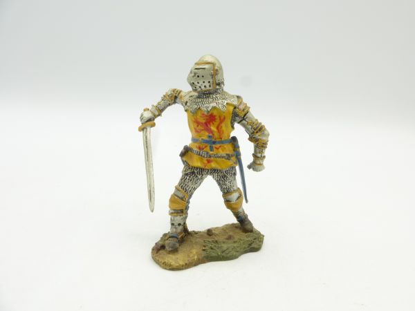 Knight standing defending with sword, 7 cm size