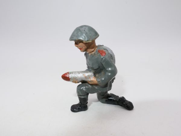 Soldat kniend mit Geschützhülse