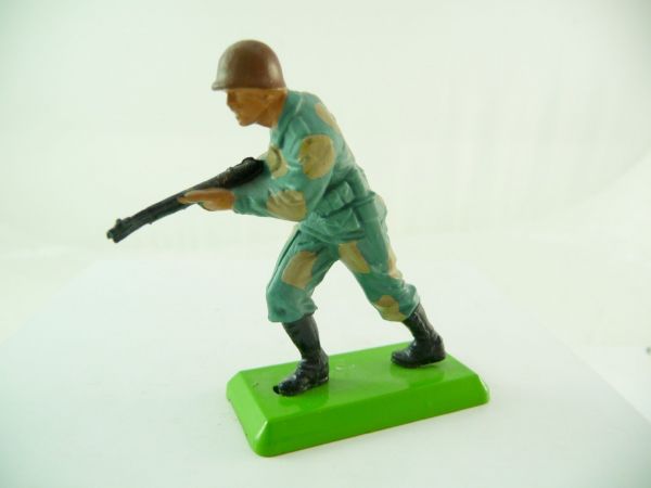 Britains Deetail Soldier storming with rifle