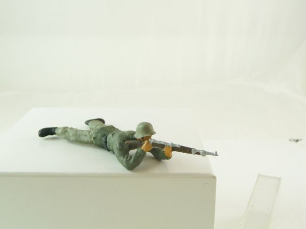 Preiser 7 cm Armed Forces of Germany 1939; soldier / gunner lying with K98