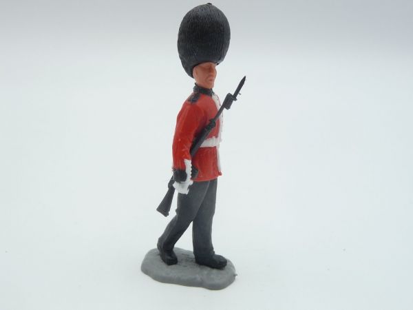 Timpo Toys Guardsman / Guard, rifle sideways in arm