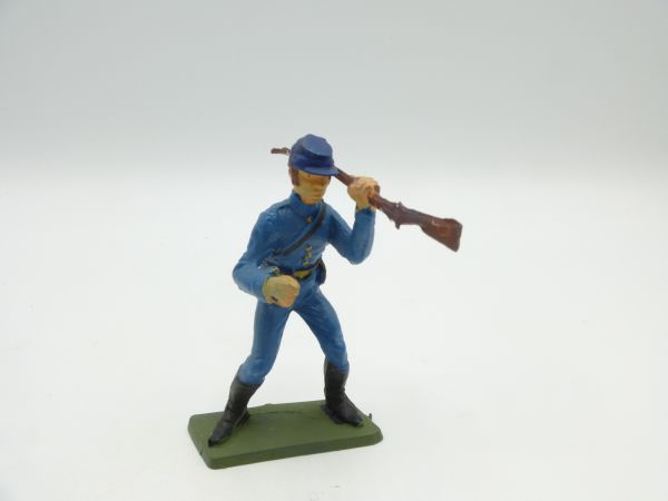 Starlux Union Army soldier going forward, rifle shouldered
