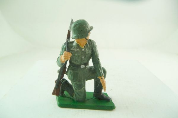 Starlux German Wehrmacht; soldier kneeling with rifle
