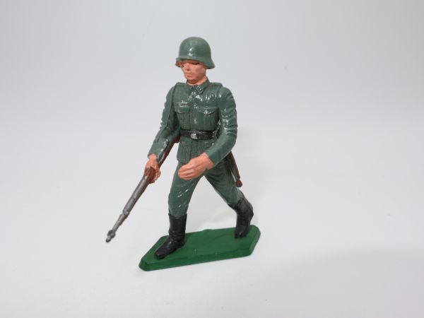 Starlux German soldier with rifle in front