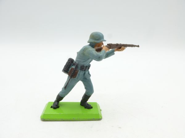 Britains Deetail German standing, shooting rifle (movable arm)