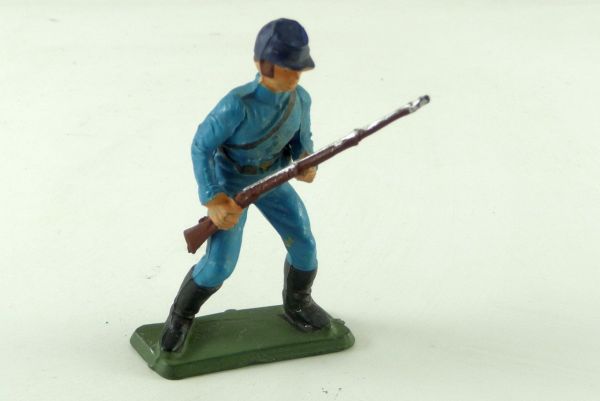 Starlux Union Army soldier storming with rifle