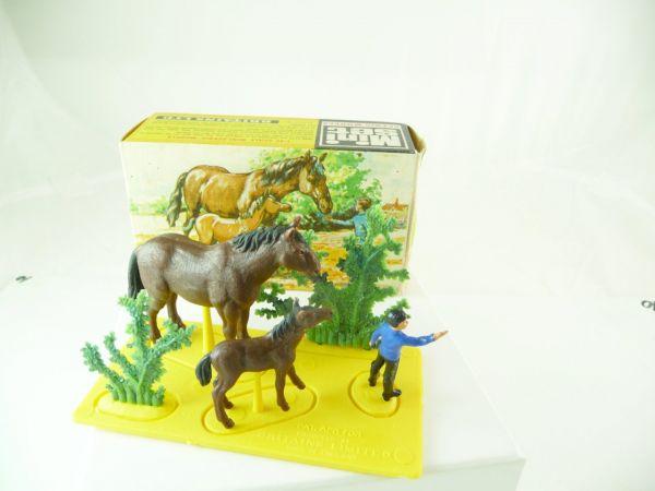 Britains Miniset No. 1001 - Boy and Horses - unmounted, content brand new