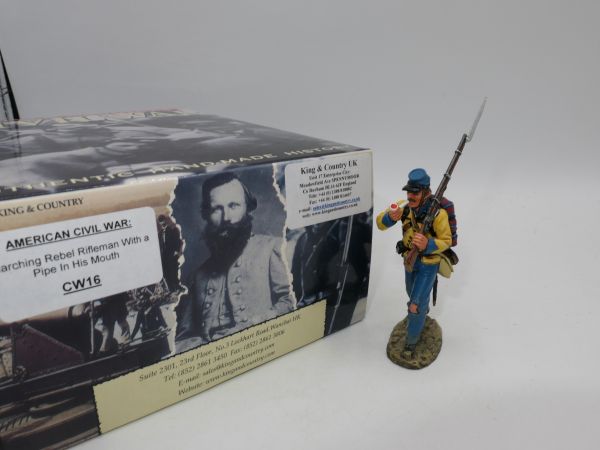 King & Country Marching Rebel Rifleman with a pipe in his mouth, CW 16