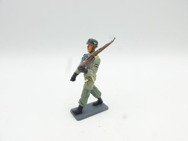Thomas Gunn Miniatures Soldier marching, rifle shouldered