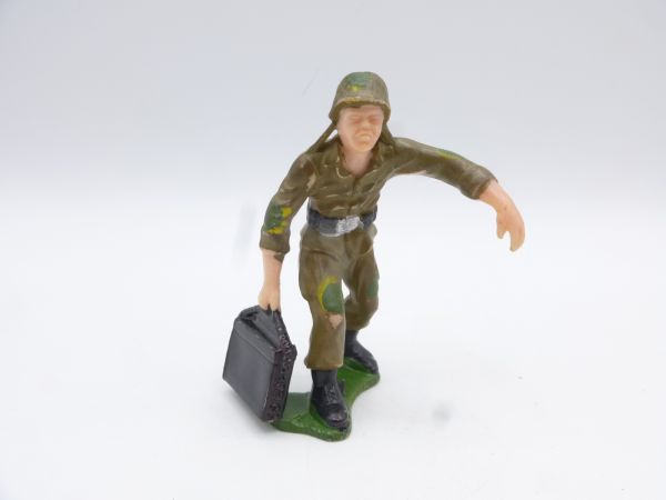 Heimo Soldier with ammunition case