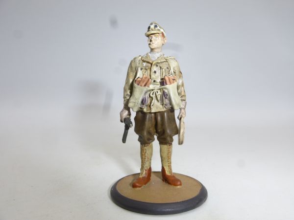 Hachette Collection WW Soldier with ammunition (5 cm figure)