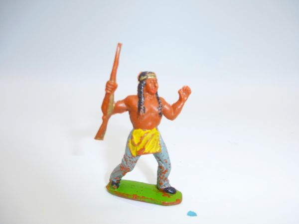 Timpo Toys Indianer mit Gewehr vorgehend, 1. Version, graue Hose, gelber Schurz