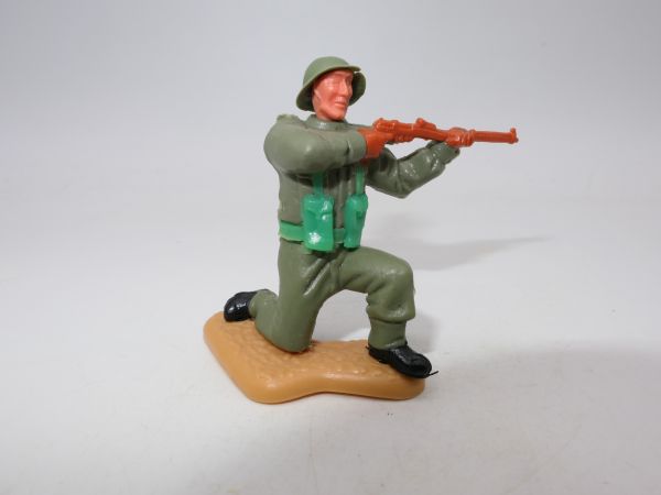 Timpo Toys Englishman (steel helmet) kneeling and shooting - rare