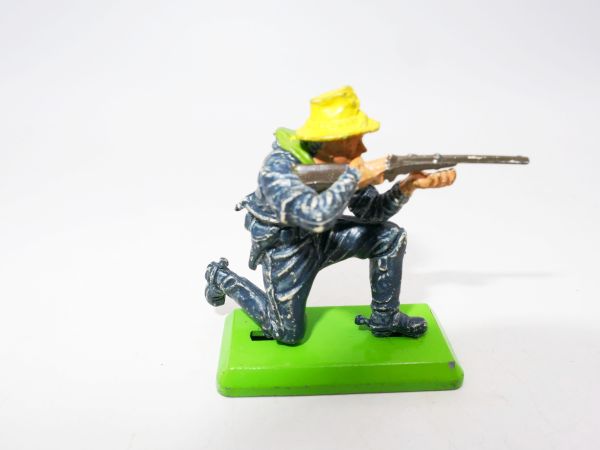 Britains Deetail Soldier 7th Cavalry kneeling shooting - off colour