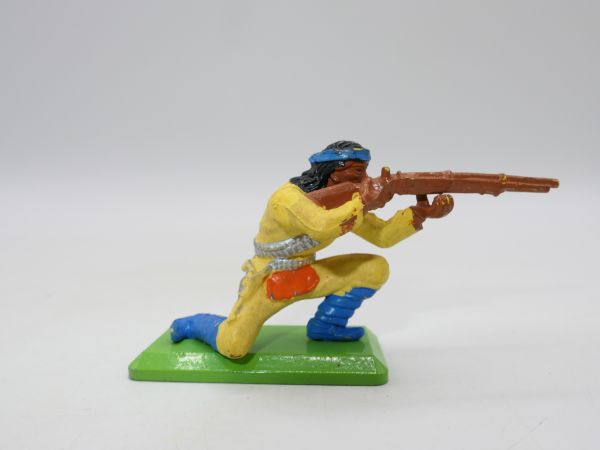 Britains Deetail Apache kneeling shooting, yellow/blue - colour variant (!)