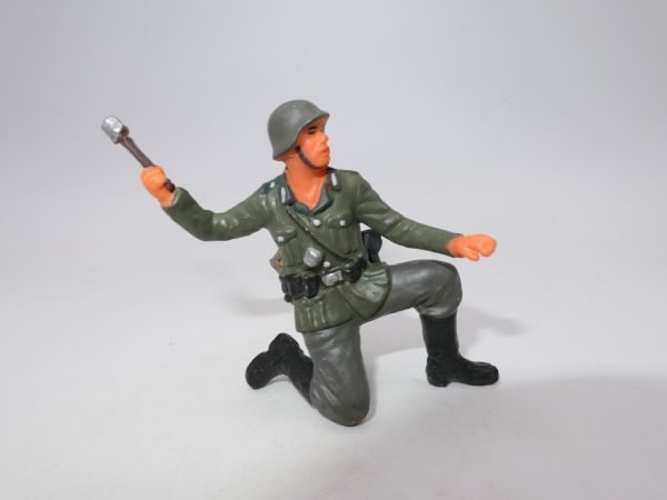 Elastolin 7 cm German Wehrmacht 1939: Rifleman kneeling, throwing hand grenade