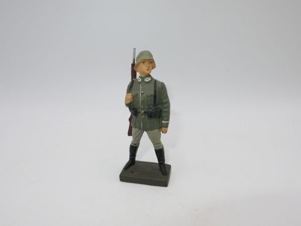 Lineol German soldier rifle shouldered