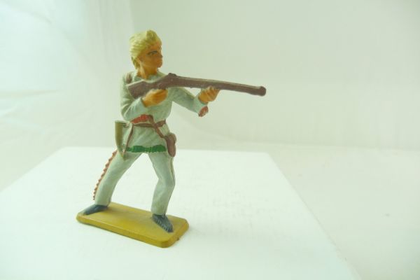 Starlux Trapper firing with rifle - great painting, top condition