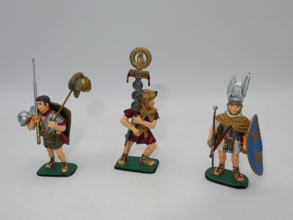 Group of Roman legionaries + standard bearer (3 figures)