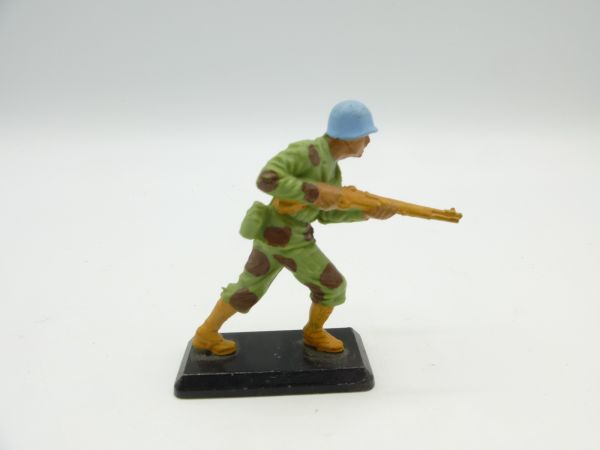 Britains Deetail Task Force, soldier going forward with rifle