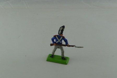 Britains Waterloo Soldat mit Gewehr stürmend ohne Rucksack - blau