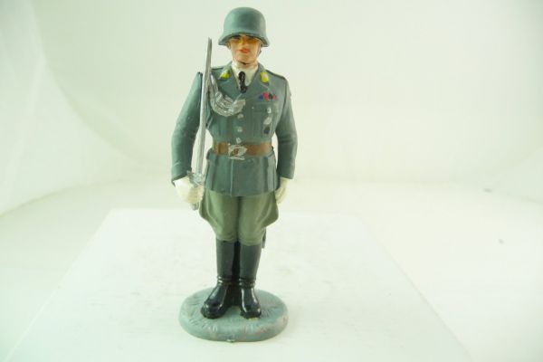 Preiser 7 cm Luftwaffe: Soldat, Säbel präsentierend - Sammlerbemalung