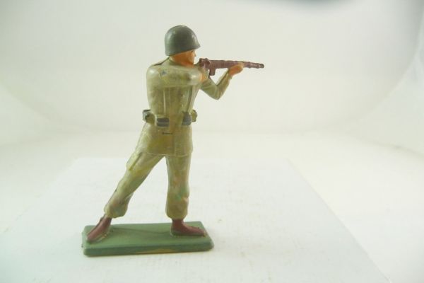 Starlux Soldier standing firing