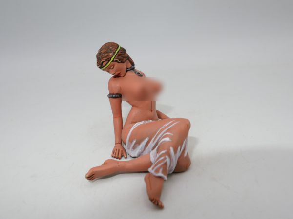Phoenix Follies Slave girl sitting, 80 mm scale