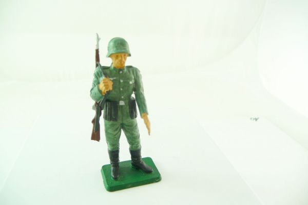 Starlux German soldier, rifle shouldered - top condition