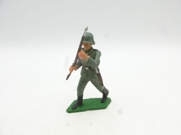 Starlux German soldier with rifle, V35
