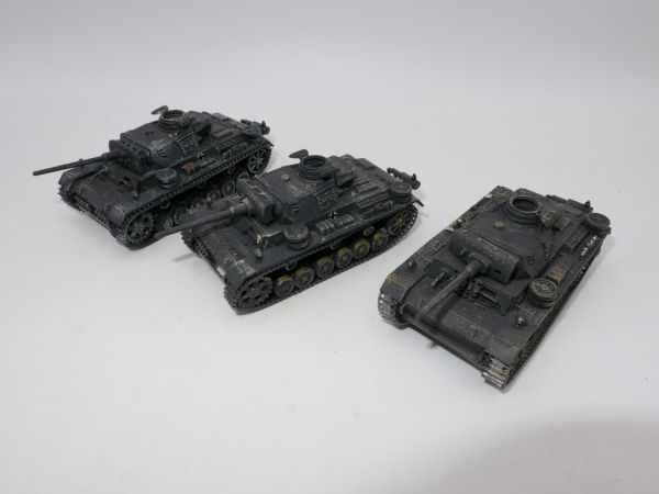 Esci 3 tanks (similar to Roco) - assembled, scope of delivery see photos