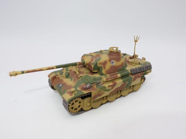Metal tank, painted, total length 12 cm