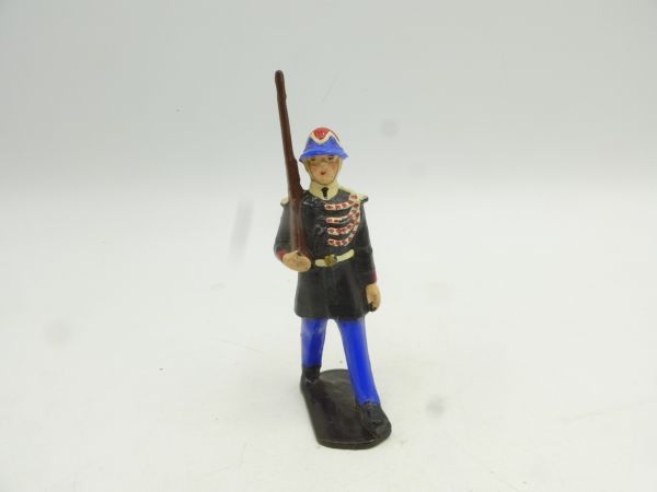 Reisler Soldier in great uniform, rifle shouldered, marching