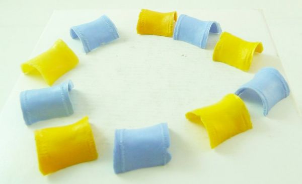 Timpo Toys 10 Wild West saddle cloths (yellow/light blue)