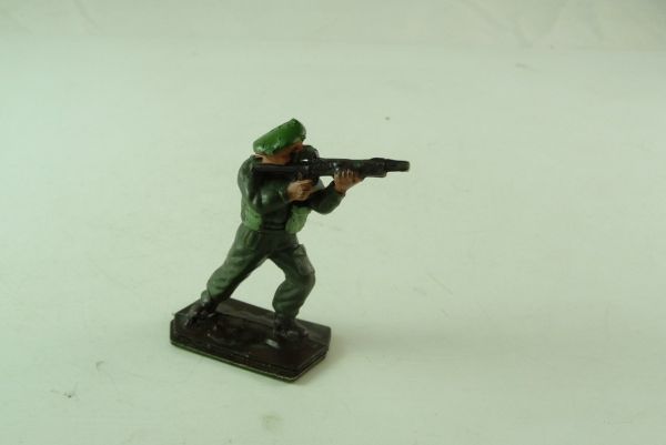 Lone Star Soldier with green beret, firing with rifle