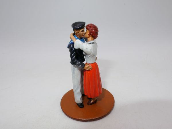 Sailor with girlfriend, kissing - great diorama, 6 cm high