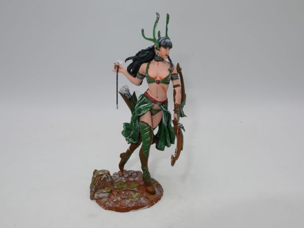 Amazon with bow + arrow, total height 10 cm