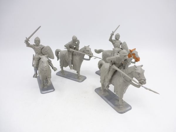 Italeri 1:32 4 knights, riding - 1 figure partly painted
