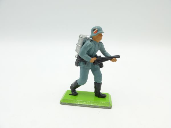 Britains Deetail German 2nd version going forward with flamethrower