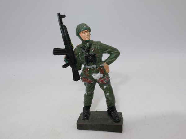 Soldier standing, MG on side - modification