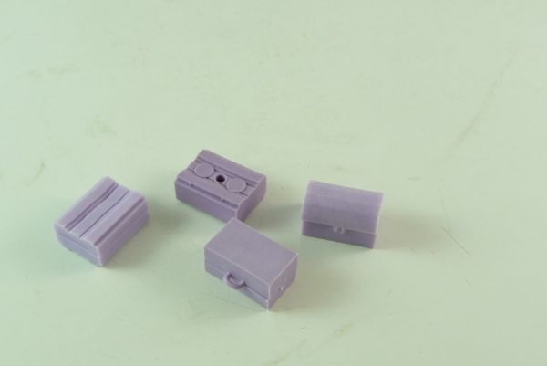 Timpo Toys 4 lilac pieces of luggage without texture