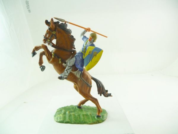 Elastolin 7 cm Normanne reitend mit Speer auf aufsteigendem Pferd, Nr. 8882