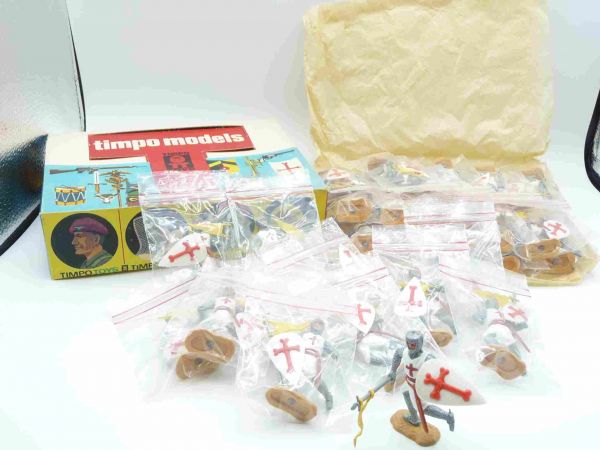 Timpo Toys Schüttbox mit 36 stehenden Kreuzrittern - alle mit Fahnen
