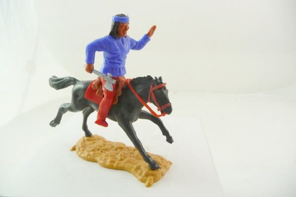 Timpo Toys Apache reitend, Tomahawk seitlich haltend, mittelblau