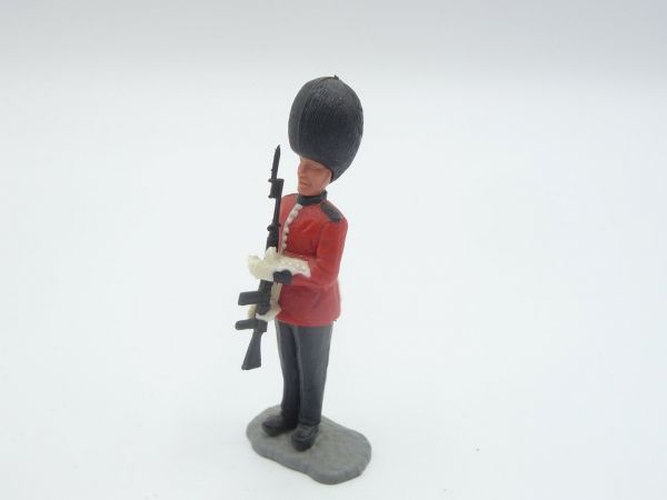 Timpo Toys Guardsman / Guard, presenting rifle