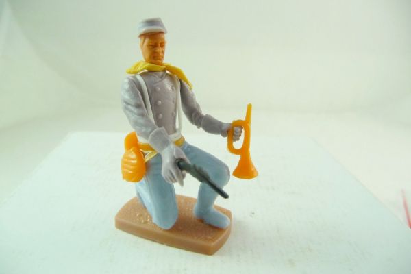 Plasty Confederate Army soldier kneeling with trumpet + pistol